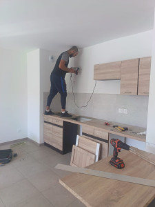 Photo de galerie - Montage de meuble en kit cuisine complète plus plan de travail 