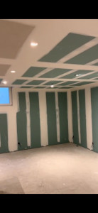 Photo de galerie - Collage de bandes,chargé et finition.