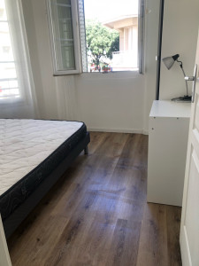 Photo de galerie - Chambre propre et lumineuse après nettoyage complet : sols aspirés et lavés, literie rafraîchie, meubles dépoussiérés et fenêtres ouvertes pour aérer. Prête à accueillir les prochains voyageurs.