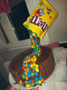 Photo de galerie - Gravity cake M&M's, gâteau surprise avec des Smarties à l'intérieur et des KitKat sur le tour