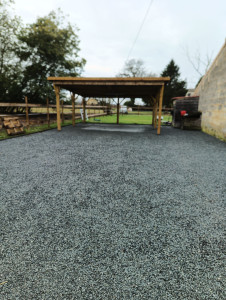 Photo de galerie - Réalisation Carpot voiture 7x6 m bordures et gravier 