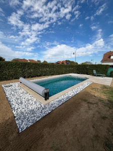 Photo de galerie - Décoration bordures piscine bordure acier et cailloux panda 