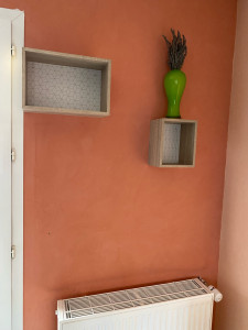 Photo de galerie - Fixation et pose de deux étagères murales.