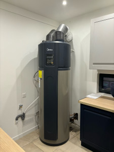 Photo de galerie - Notre équipe a installé un ballon thermodynamique Midea 270 avec sorties d’air.