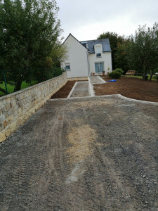 Photo de galerie - Préparation en 0.31 pour accueillir un enrobé plus  réalisation de chaînette de pavé plus
 reprofilage du terrain 
