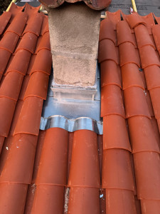 Photo de galerie - Réalisation d’un entourage de cheminée en zinc avec une bande porte solin en zinc pour l’étanchéité