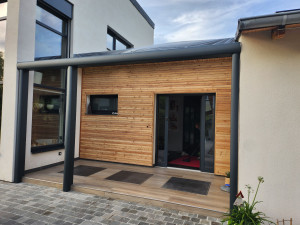 Photo de galerie - Pose bardage clair voie en mélèze + tonnelle en aluminium 