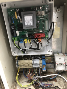 Photo de galerie - Remplacement du coffret  d’une portail électrique