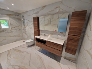Photo de galerie - Salle de bain avec wc japonais et douche italienne 