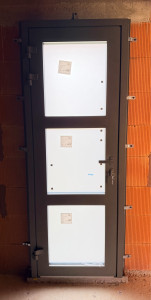 Photo de galerie - Installation d’une porte de service sur une extension (garage).