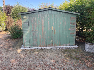 Photo de galerie - Remise en forme d’une cabane de jardin + ponçages + traitement xylophene + 2 couche de peinture sur la totalité du cabanon  ( Avant ) 