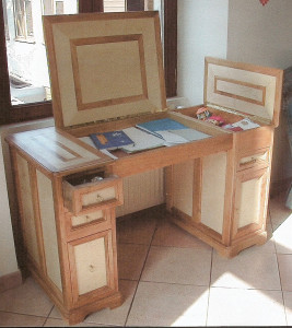 Photo de galerie - Conception et fabrication d'un bureau d'enfant en merisier et érable moucheté.