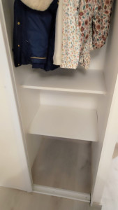 Photo de galerie - Tablette sur mesure pour placard d'enfants 