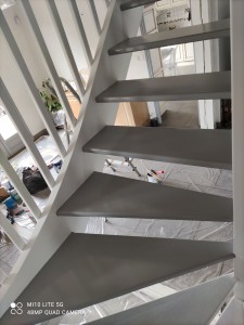 Photo de galerie - Réalisation peinture escalier (chêne )2 couche satinée blanc et marche grise 