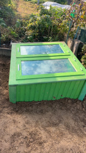 Photo de galerie - Réalisation d’une serre en bois(pin) semi creusé avec fenêtres PVC