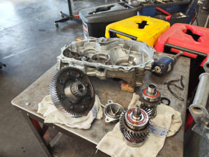 Photo de galerie - Ouverture convertisseur de couple sur véhicule électrique. Plan de joint refait avec remplacement des roulement.