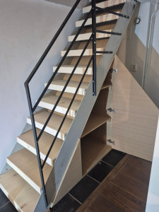 Photo de galerie - Pose de sur marche sur un escalier métallique et création dun meuble sous escalier sur mesure