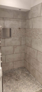 Photo de galerie - Douche carrelage avec insertion bloc produits gel douche 