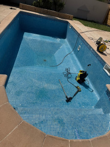 Photo de galerie - Nettoyage bassin 12x5