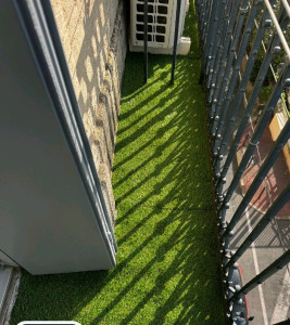 Photo de galerie - Balcon refait avec pose de faux gazon 