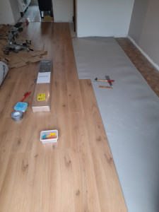 Photo de galerie - Pose d'un parquet stratifié sur parquet existant après pose d'une sous-couche acoustique