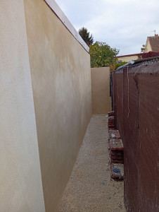 Photo de galerie - Enduit traditionnel l encienne  taloché a la chaux blanc et ciments blanc chantiers en cours sur Oissel 