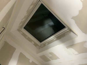 Photo de galerie - Pose d un velux et entourage finition placo 98x118 de dimensions