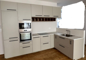 Photo de galerie - Montage d'une cuisine complète, avec installation d'électroménagers.