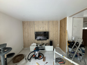 Photo de galerie - Réalisation d’un mur en claustras avec du bois véritable, suivie précédant d’un ponçage et d’une lasure de protection 