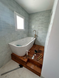 Photo de galerie - Caillebotis de salle de bain pour masquer un bac de douche caché sous la baignoire