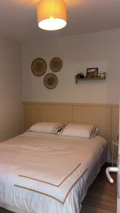 Photo de galerie - Création d’un soubassement, pose d’une étagère et de décoration murale 