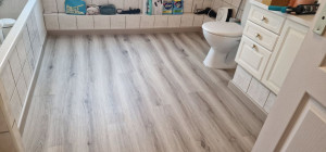 Photo de galerie - Pose de parquet, plinthes et étanchéité complète pour une salle de bain 