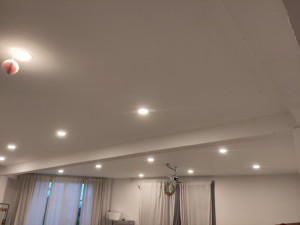 Photo de galerie - Plafond placo suspendu avec spots à 3 interrupteurs