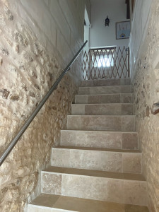 Photo de galerie - Mise en travertins, pose main courante en inox, Après 2