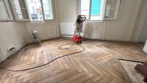 Photo de galerie - Première passe pour le ponçage d’un parquet chevron 