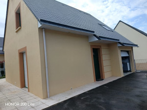 Photo de galerie - Un beau rafraîchissement pour cette maison avec une façade entièrement remise en peinture