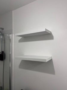 Photo de galerie - Peinture refaite dans une douche et fixation des étagères 