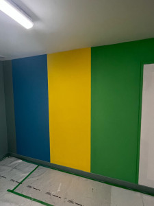 Photo de galerie - Application de peinture sur revêtement muraux(toile de verre (,ainsi que sur murs