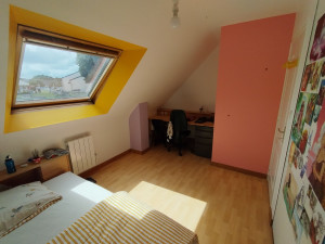 Photo de galerie - Un autre point de vue de la chambre, avec son coin bureau créé sur mesure, en plus de la peinture.