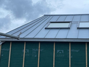 Photo de galerie - Pose de bacs gironnés pour rive biaise et de velux sur toiture en jointdebout zinc quartz.chantier :les moinardes(sables d olonne)