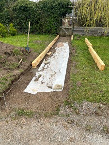 Photo de galerie - Pose de bordures en chêne pour une création d’allée 
