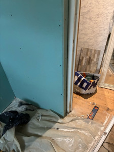 Photo de galerie - Dépose des cloisons placo endommagées par l’humidité et création de nouvelles cloisons en placo hydrofuge. Intervention réalisée dans le cadre d’une rénovation complète de salle de bain (sol, carrelage, baignoire et WC).