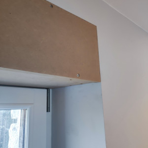 Photo de galerie - Habillage coffre de volets en mdf.
finition soignée .