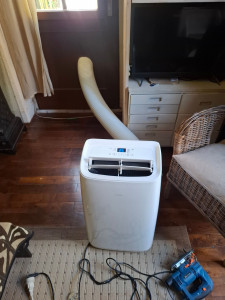 Photo de galerie - Installation et mise en service d’un climatiseur mobile : positionnement de l’appareil, découpe et adaptation du tuyau d’évacuation