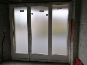 Photo de galerie - Remplacement porte de garage par porte fenêtre après coulage d'une  dalle et tirage d'une chape pour transformer un garage en cuisine. 