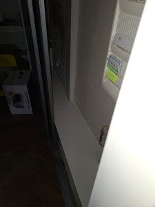 Photo de galerie - Coupe d'une planche pour cacher les câbles dans un placard. 
Merci du client pour sa confiance ?