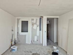 Photo de galerie - Ratissage pour tous les murs de pièce 
en deux couches en utilisant des produits en meilleure qualité pour rendre le mur prêt à peindre 