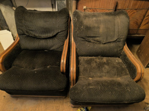 Photo de galerie - Nettoyage et détachage en profondeur de deux fauteuils en tissu à l’aide d’un injecteur-extracteur Bissell.
Élimination des saletés incrustées et des traces du quotidien pour leur redonner un aspect propre et frais. ✨
Photo avant / après de la prestation.