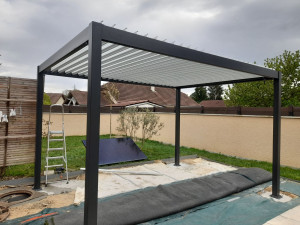 Photo de galerie - Montage pergola bio climatique avec fondation béton 