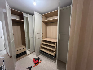 Photo de galerie - Montage de dressing PAX de chez IKEA : 6 unités disposées en forme de U.